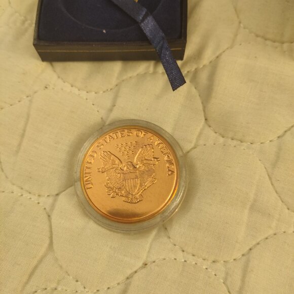 2013 American Eagle Dollar Coin Ungraded w/ Gift Box and Coin Pocket - Picture 3 of 4